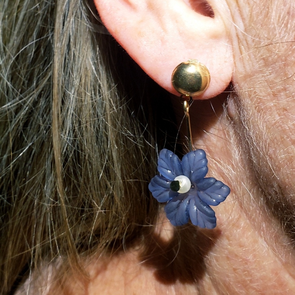 Hanging blue flower earings
